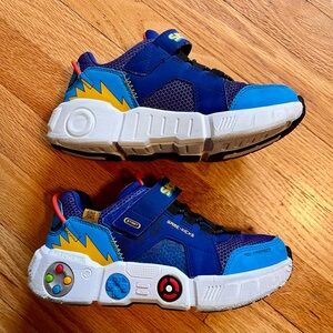 Sketchers 2 sneakers GUC